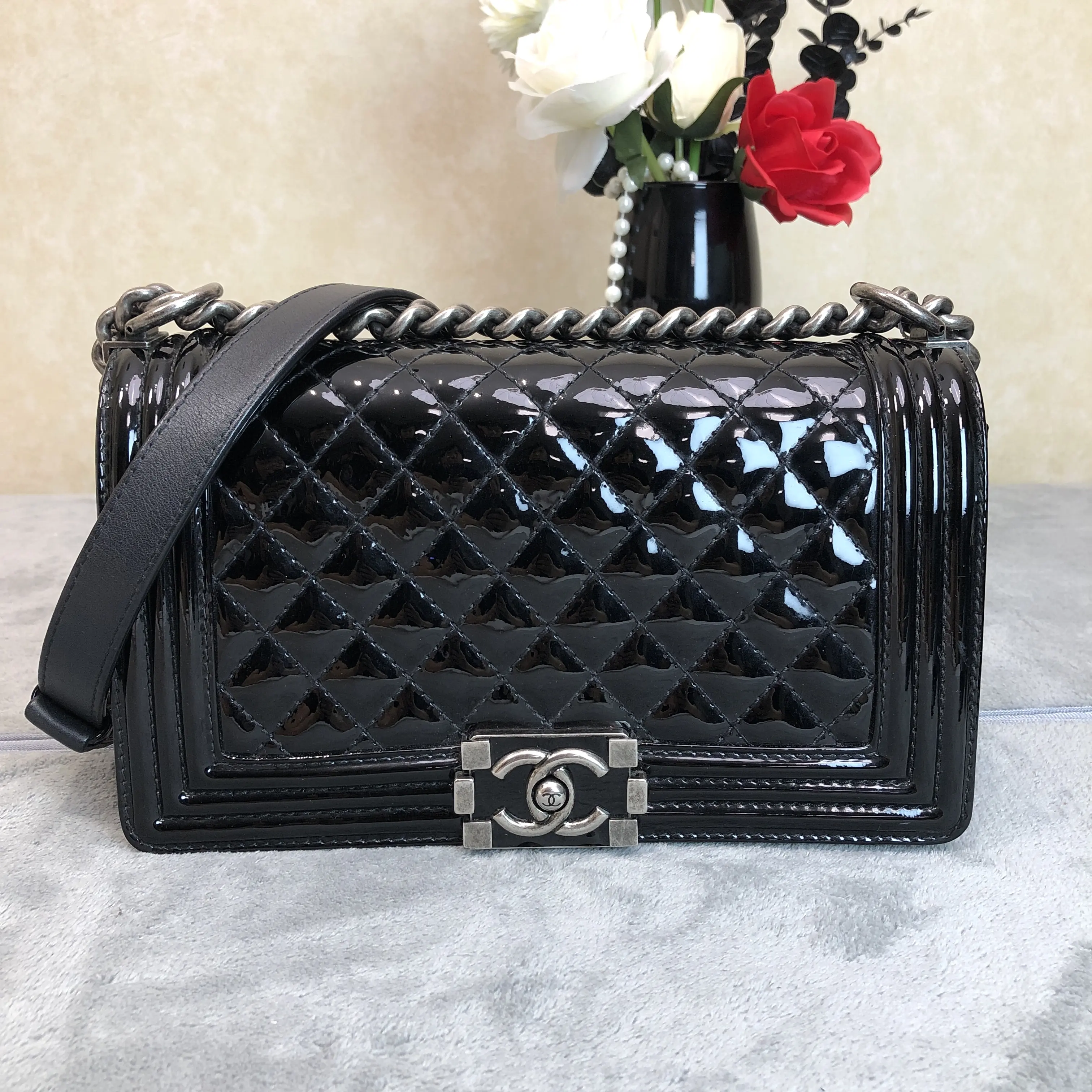Pre-owned CHANEL leather Crossbody bags Boy Medium Flap Bag, Black Patent Diamond Quilted 764377