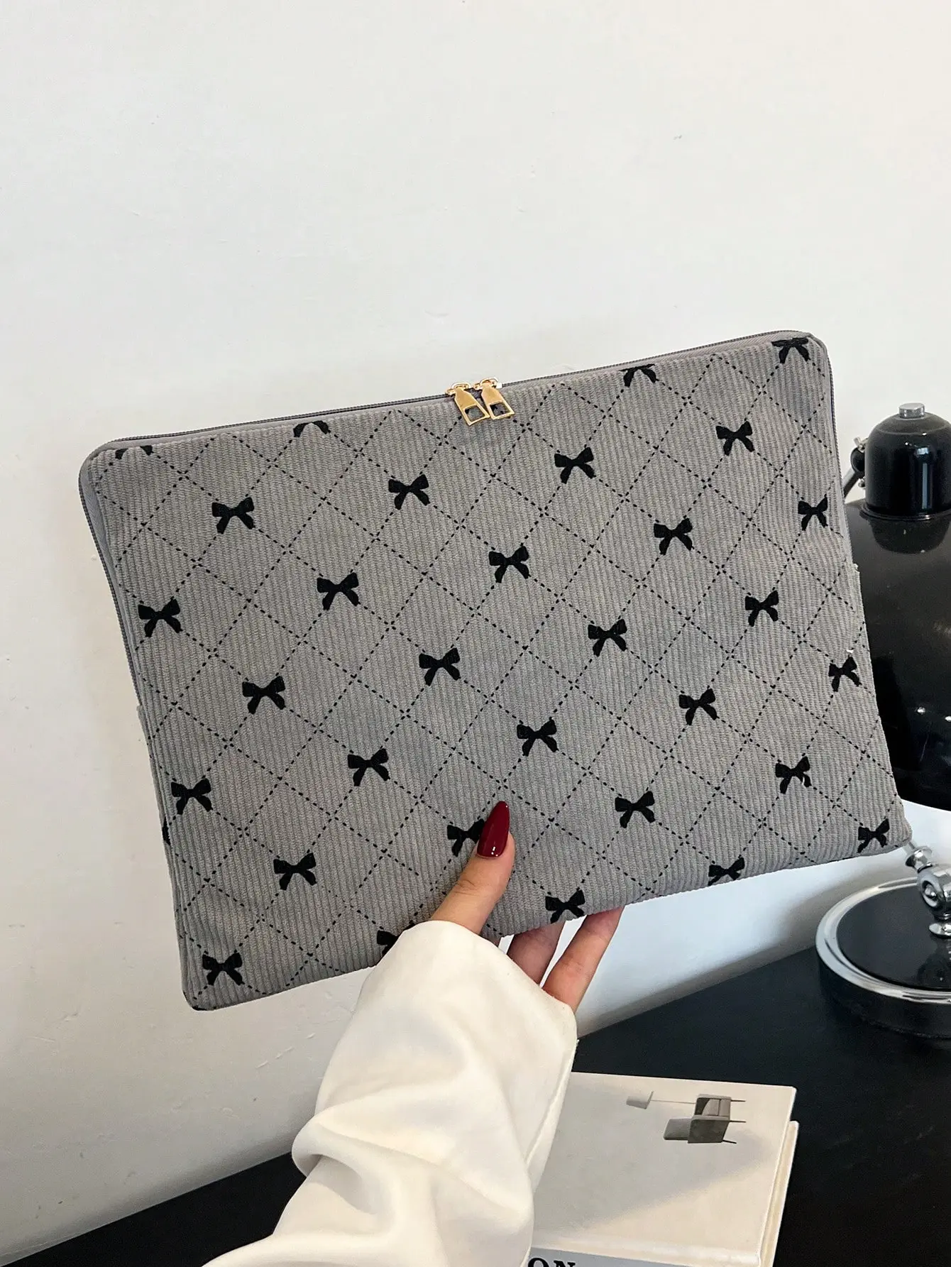 Minimalist Grey Bow Print Laptop Sleeve - Padded Diamond Texture Carryall with Padded Compartment, Multi-Sized Fit, Device Protection for Daily Use, Small Notebook Organizer Pouch, Laptop Carryall, Padded Laptop Compartment