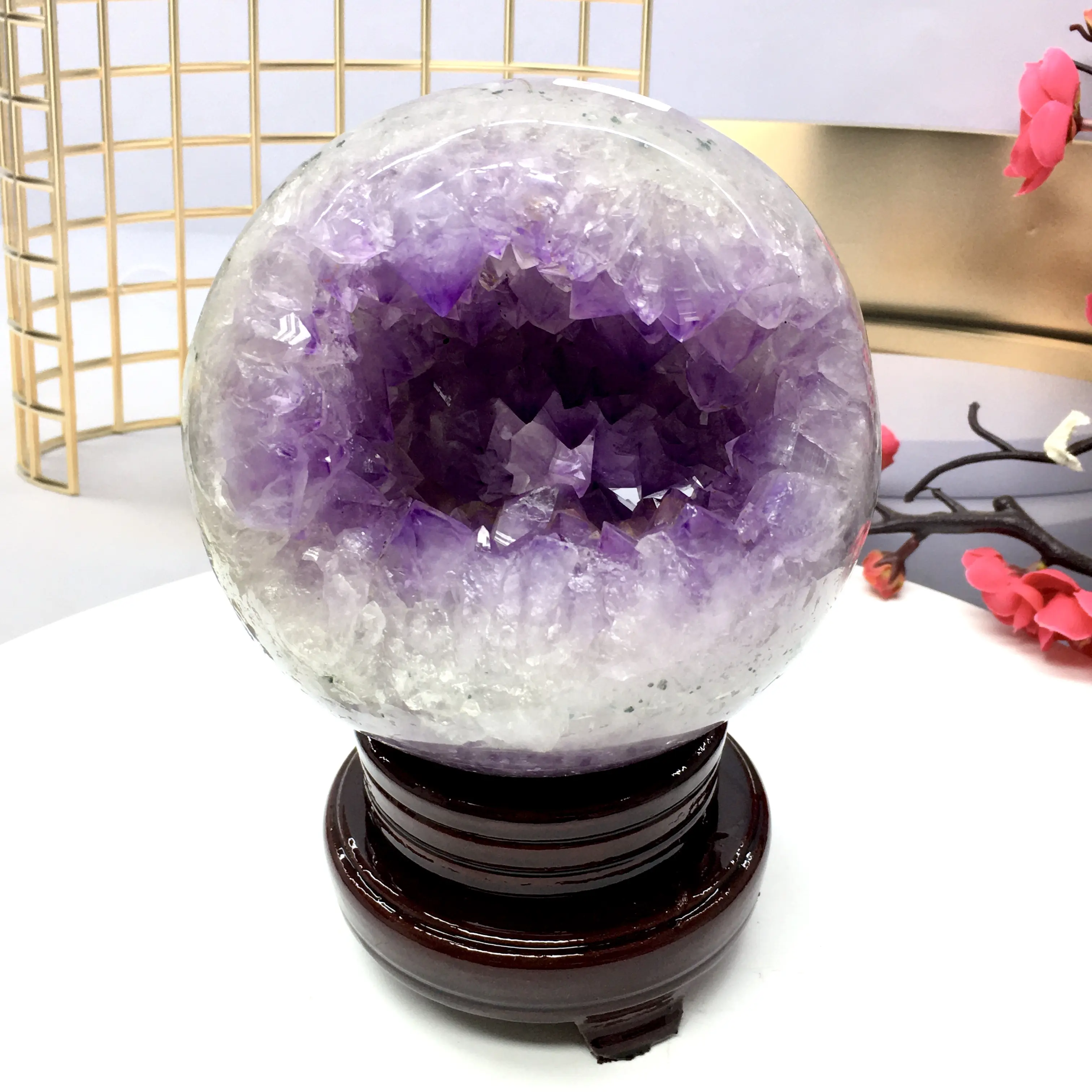 Amethyst agate geode ball, the above dots are natural growth, the geode is also very deep, very beautiful, the deeper the geode the more beautiful