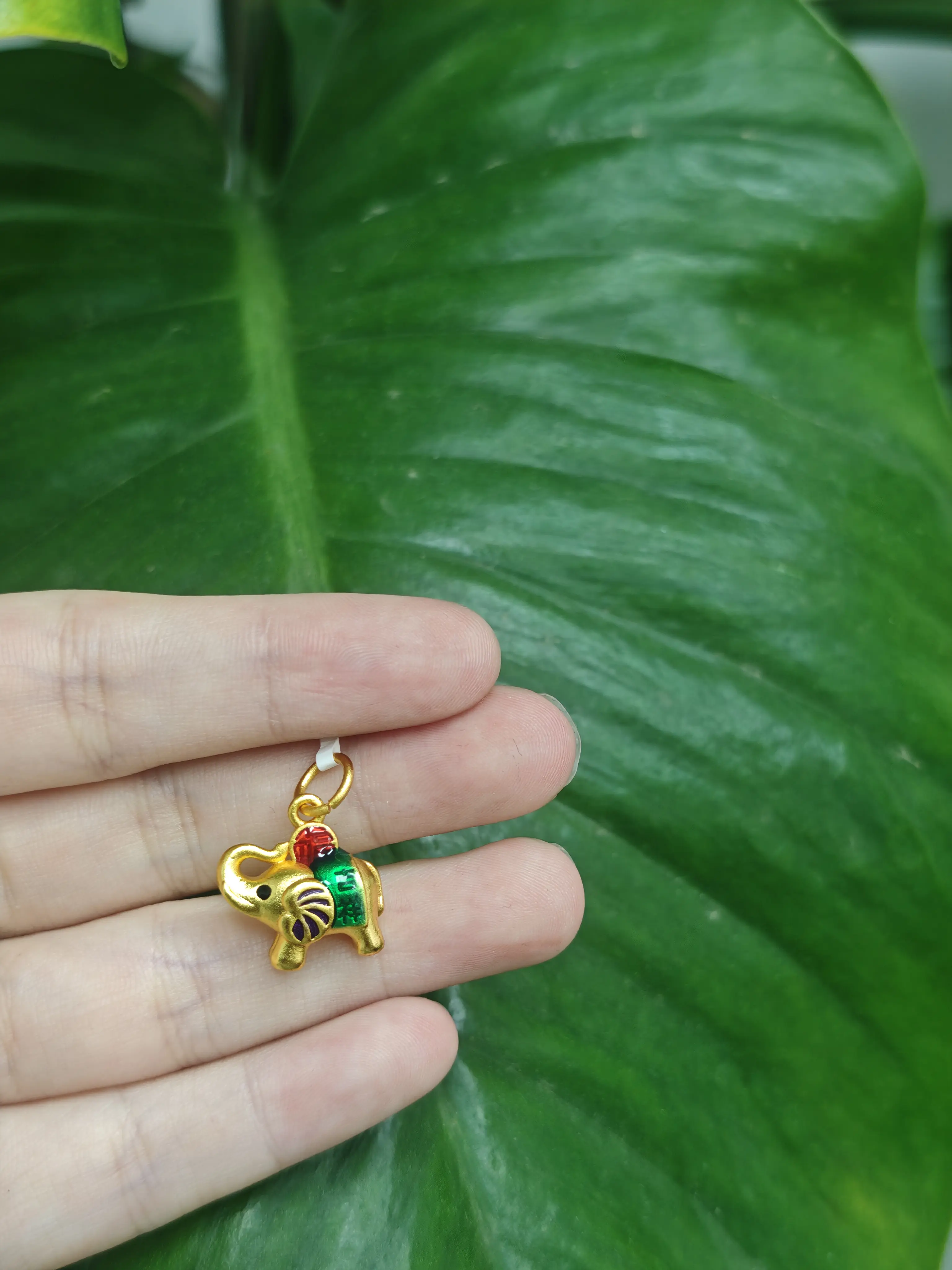 Casha(20602)gc.Gold little elephant charm decorated with colorful enamel, lovely 3D design, auspicious traditional‑style pendant.