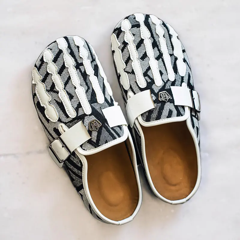 Men's Patterned Canvas Slides, Casual Slip-On Sandals with an Adjustable Buckle and Soft Sole, Lightweight Walking Shoes for Indoor & Outdoor Wear