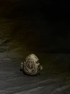 The "Zakiram" female fortune-teller's amulet box is worn.