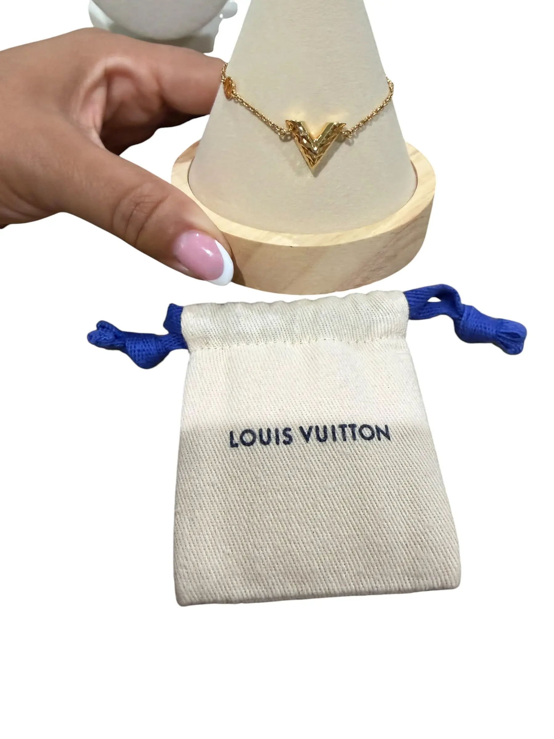 Pre-owned Louis Vuitton Hammered Essential V Bracelet with Dustbag Perfect for Daily Use