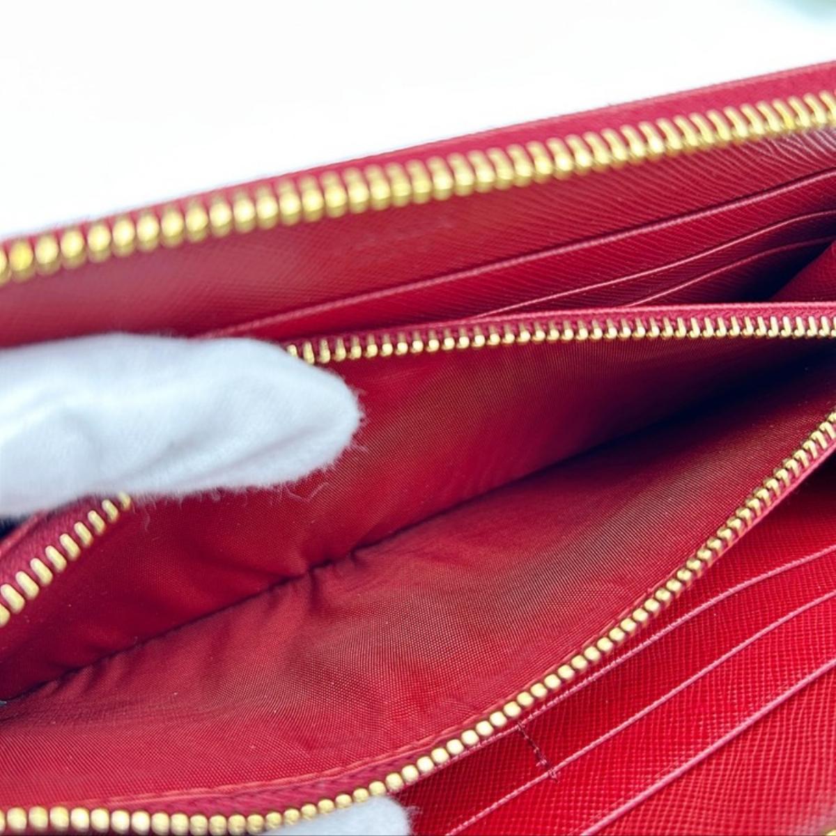 Pre-owned PRADA As Shown Shoulder Bags Saffiano Triangle Zip Around Wallet Red Leather 2101218850000