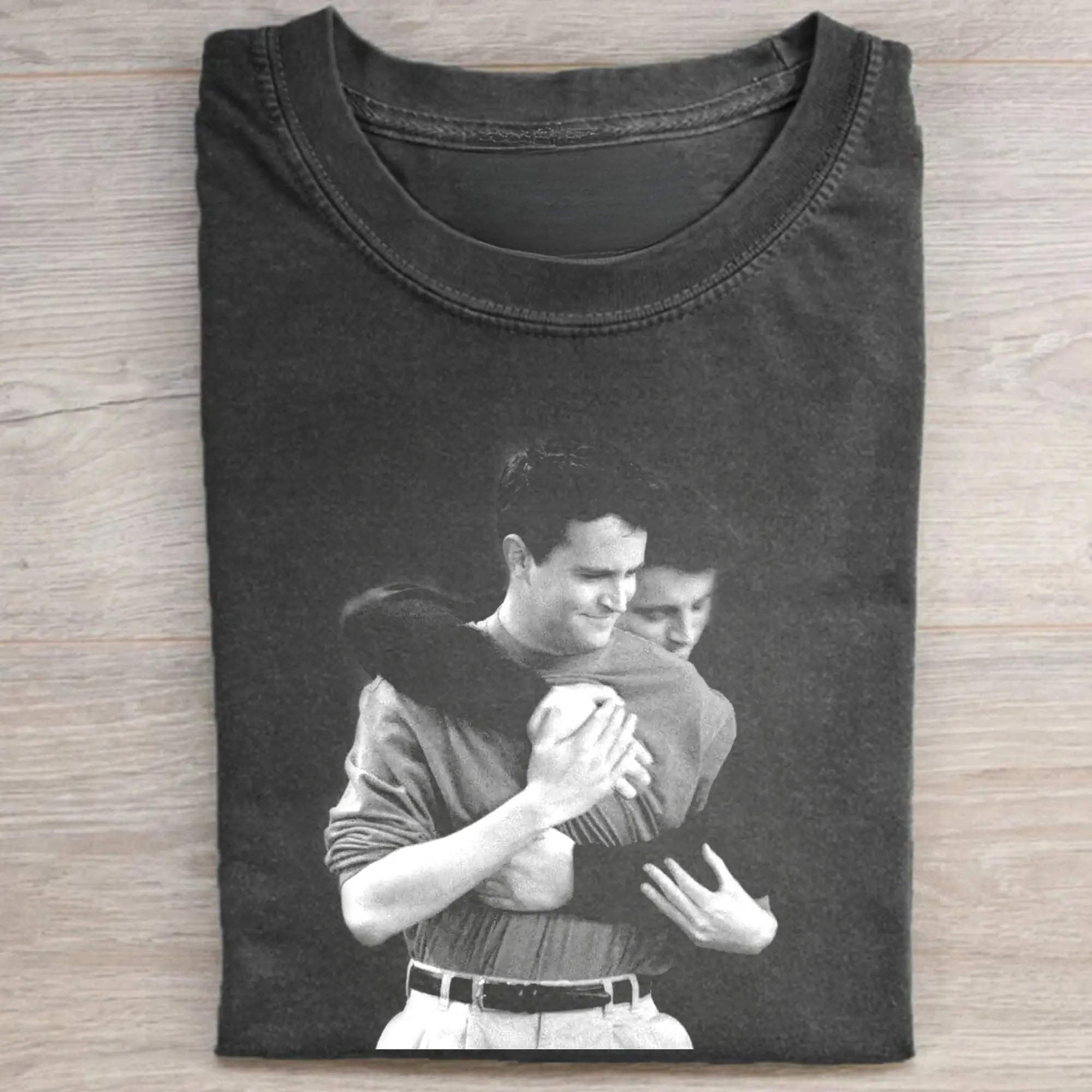 Gildan Men's Vintage Graphic T-shirt - Fitted Short-Sleeve Top with Friends Chandler & Joey Hug Print, Casual Fashion, Shortsleeve, Menswear, Lightweight