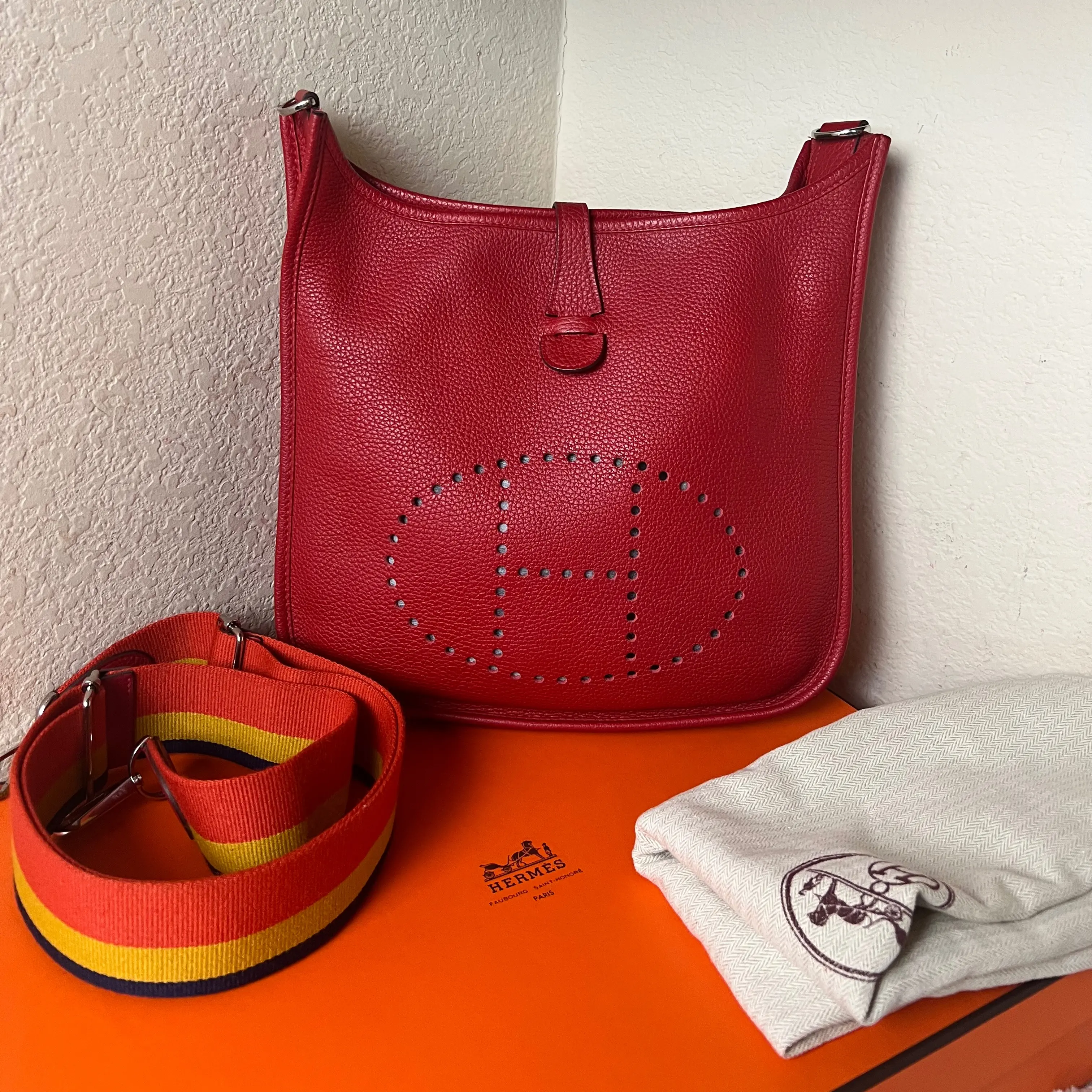 Pre-owned HERMÈS Leather Shoulder Bags Hermes Clemence Evelyne III PM Shoulder Bag in Vibrant Red with Iconic Logo and Adjustable Strap