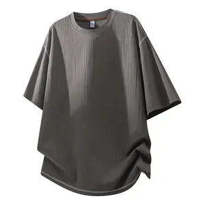 Men’s solid-color crew neck short-sleeve T-shirt featuring exposed thread design and jacquard texture—fashionable casual athletic style. Simple, versatile, comfortable, breathable, and skin-friendly; suitable for everyday wear and outdoor sports.