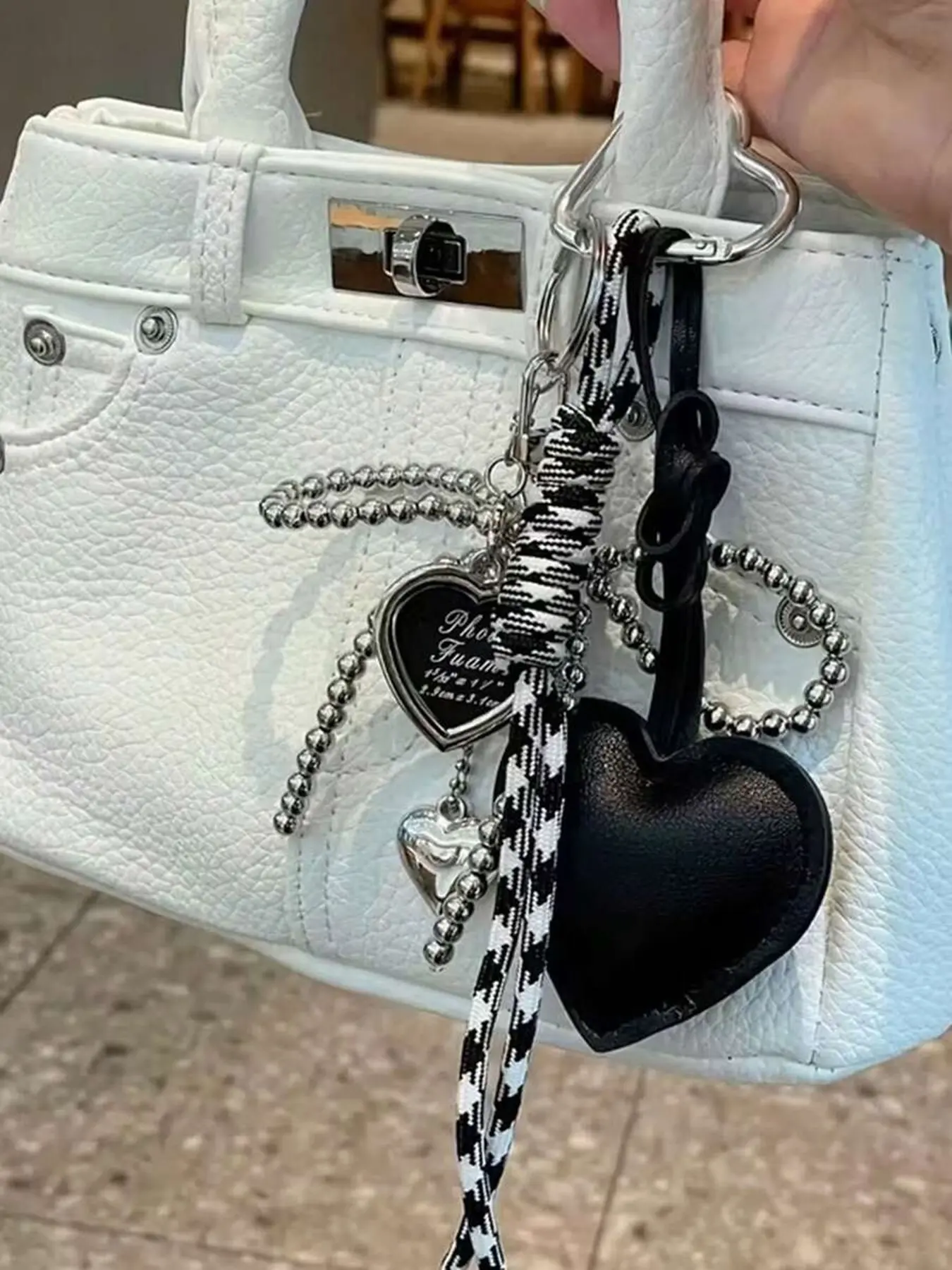 Cool, personalized, trendy pendant with heart and bow elements, woven rope decoration, convenient to carry, can be used as a bag hanging accessory, keychain, Purse accessories, suitable for shopping and gatherings to wear