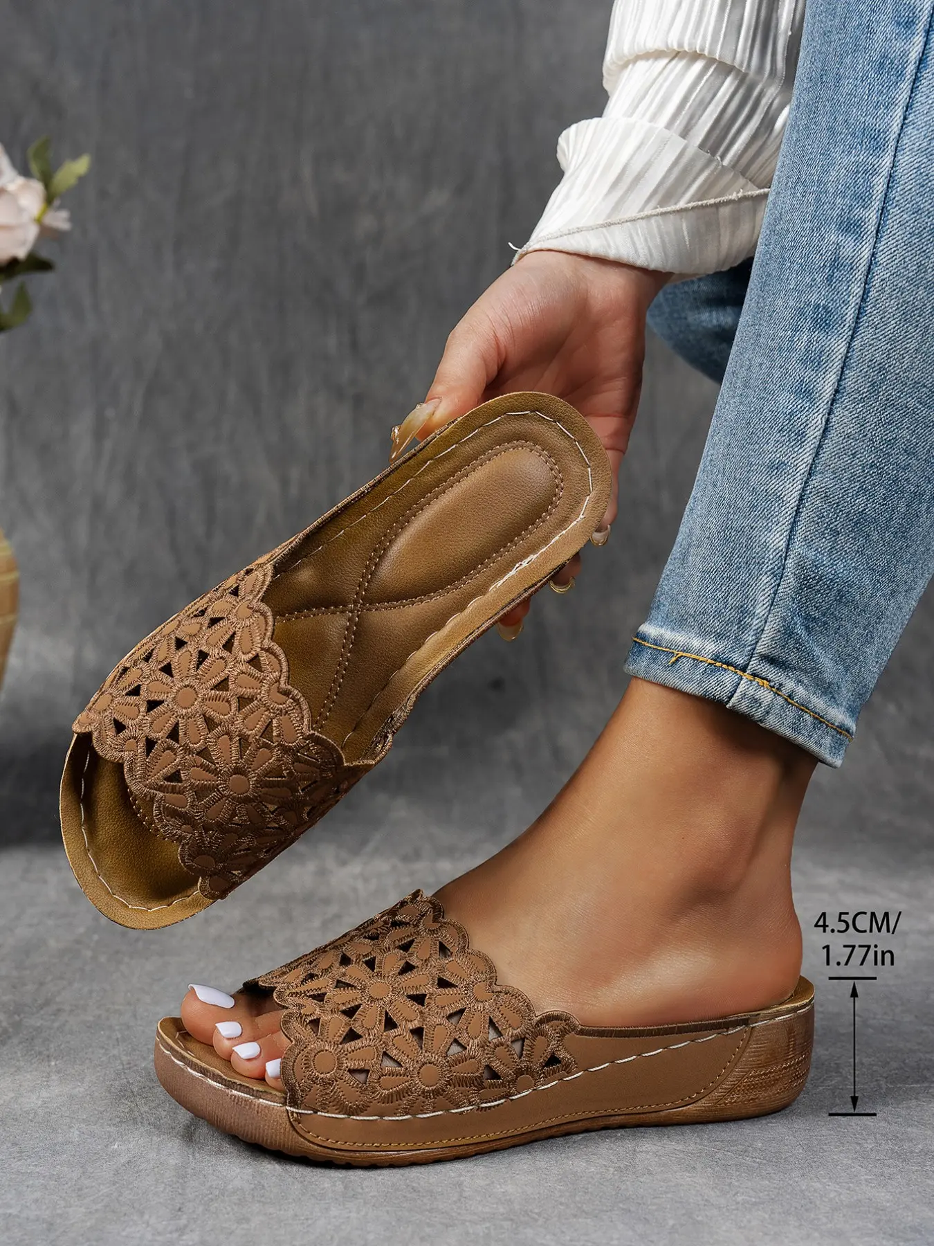 Vintage Lace-Up Hollow Out Flat Sandals for Women, Soft Sole Anti-Slip Thick Soled Mules, Outdoor Wear for Middle-Aged and Elderly Mothers, Casual Fashion Footwear