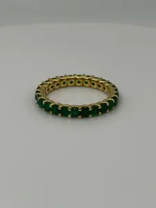 anillo tipo eternity en esmeraldas naturales 18k