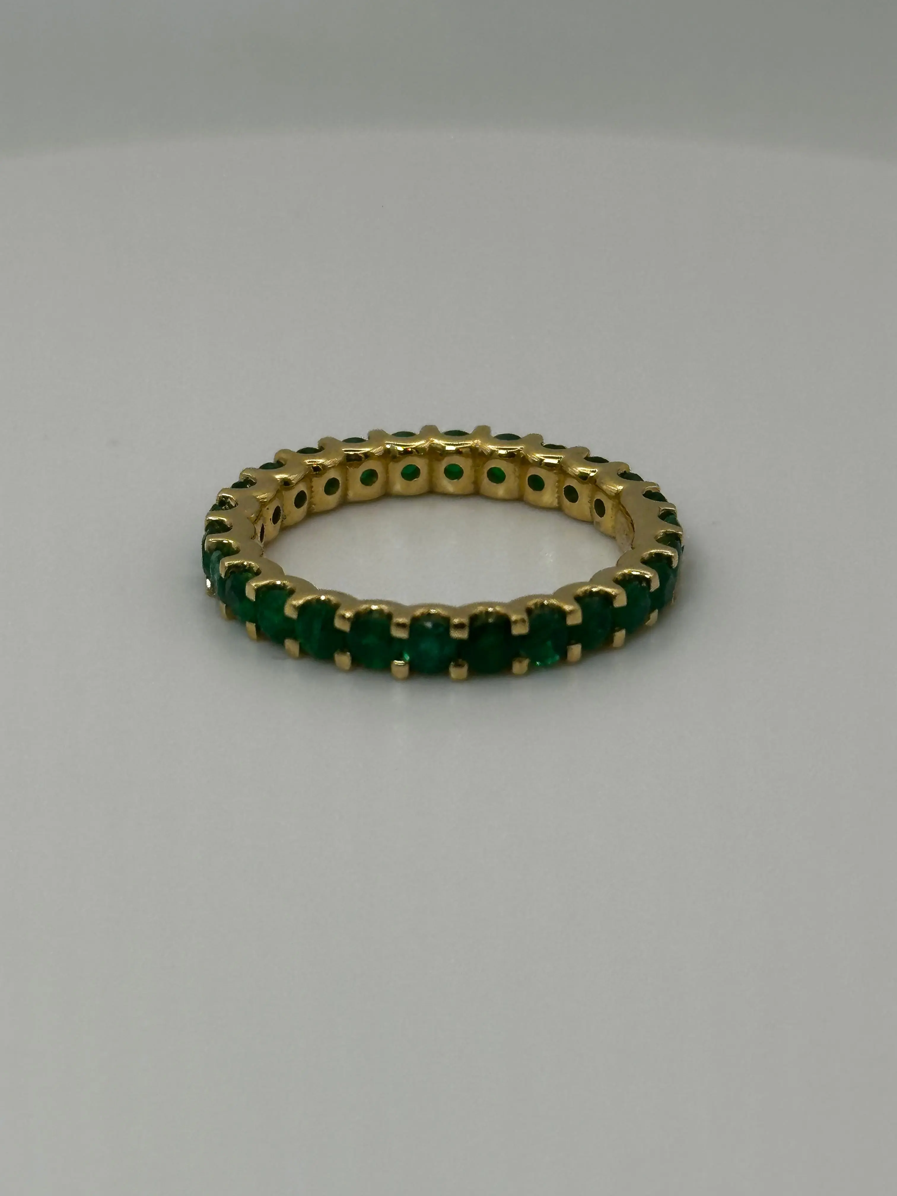 anillo tipo eternity en esmeraldas naturales 18k