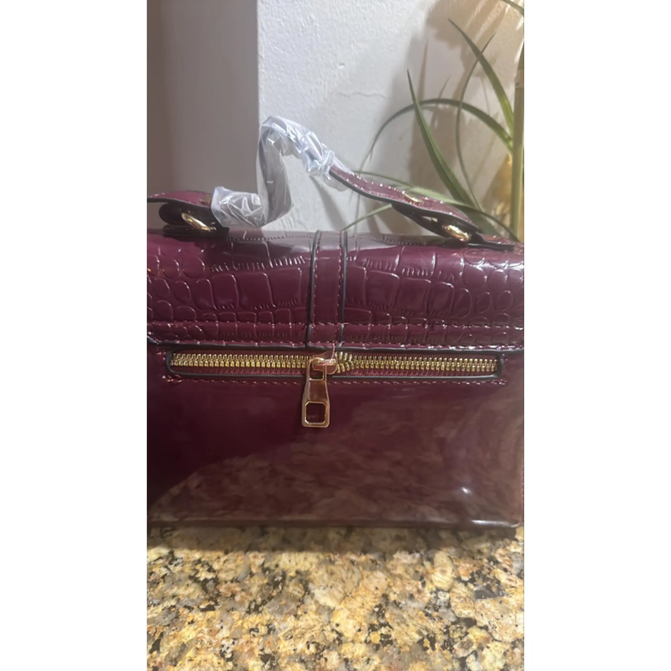 Elegant Crocodile-Textured Handbag with Gold Zipper and Handle, Perfect for Everyday Use