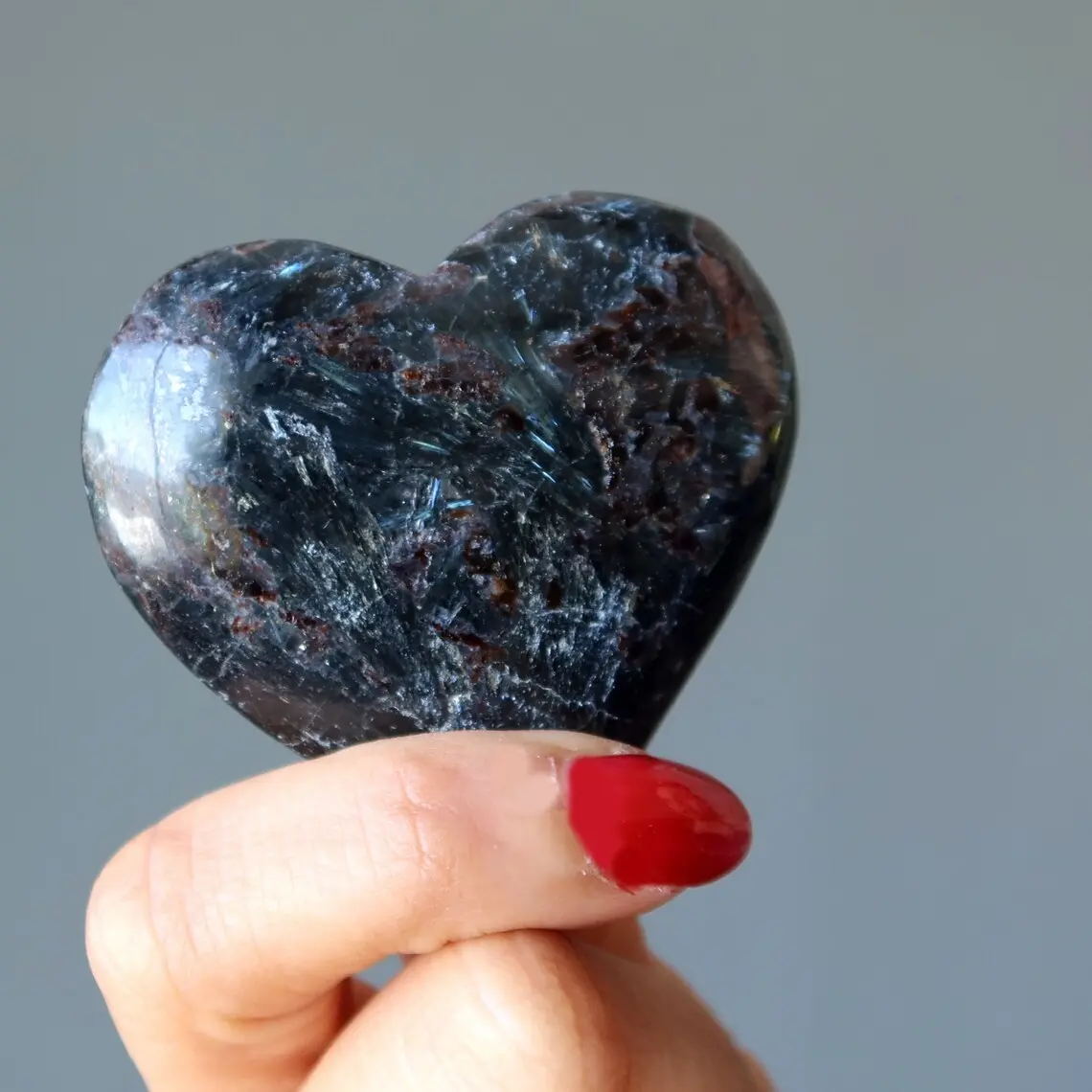 Natural Arfvedsonite Polished Heart Palm Stone - Blue Flash Crystal for Chakra, Reiki, Healing, Meditation - Fosters Psychic Visions, Aids Future Prediction - Home Decor Ornament, Mineral Specimen Collection