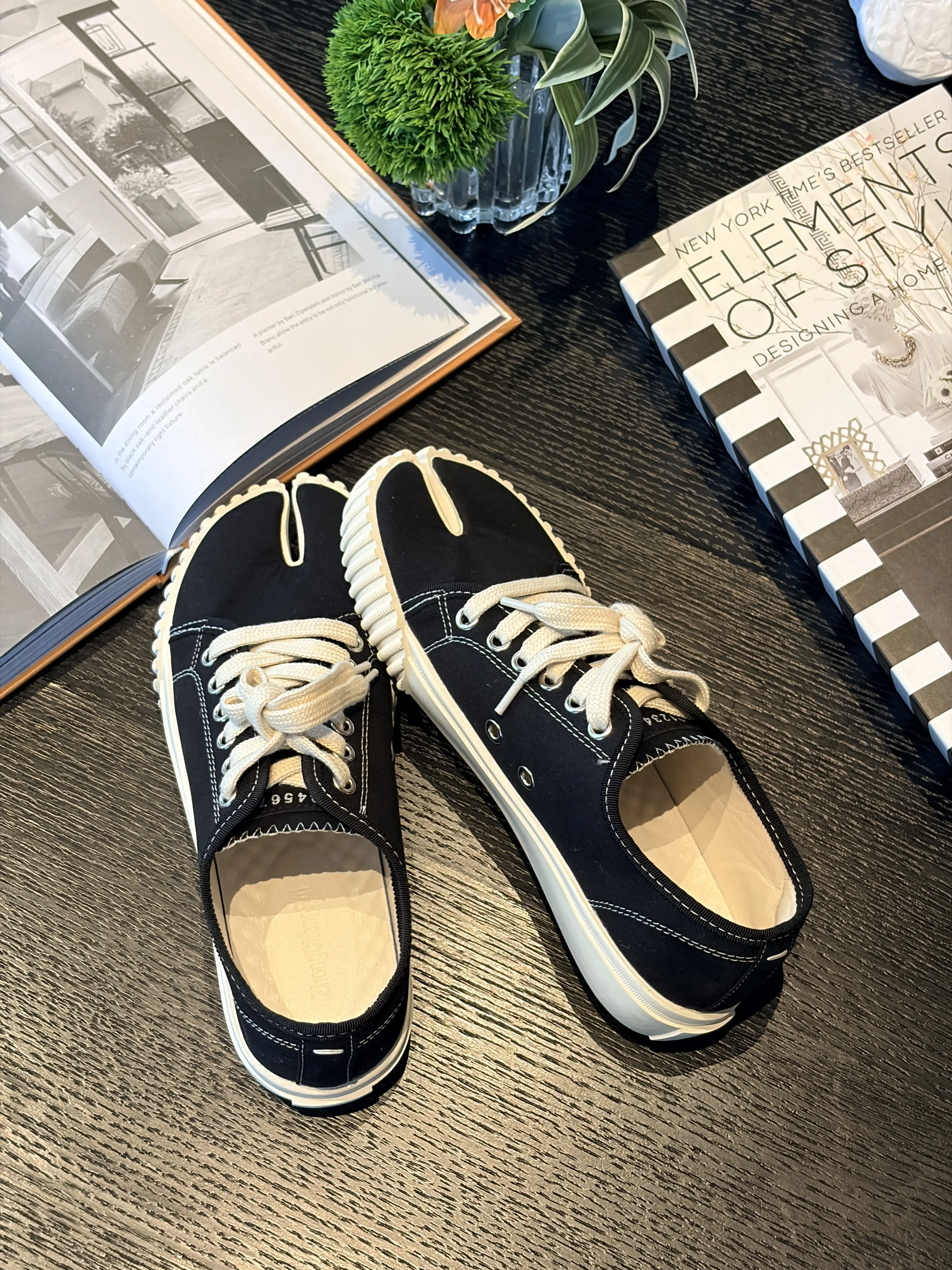Minimalist lace canvas shoes for men and women, black-and-white two-tone design with a thick ridged sole—casual footwear suitable for campus looks, street styling, and everyday pairing with denim items.