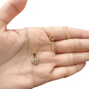 Cadena con dije de corazón de oro laminado de alta calidad.