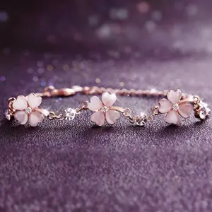 2025 New Light Luxury Cat's-eye-like Crystal Gemstone Four-leaf Clover Adjustable Bracelet Advanced Temperament Charm Bracelet Elegant Hand Jewelry for Women