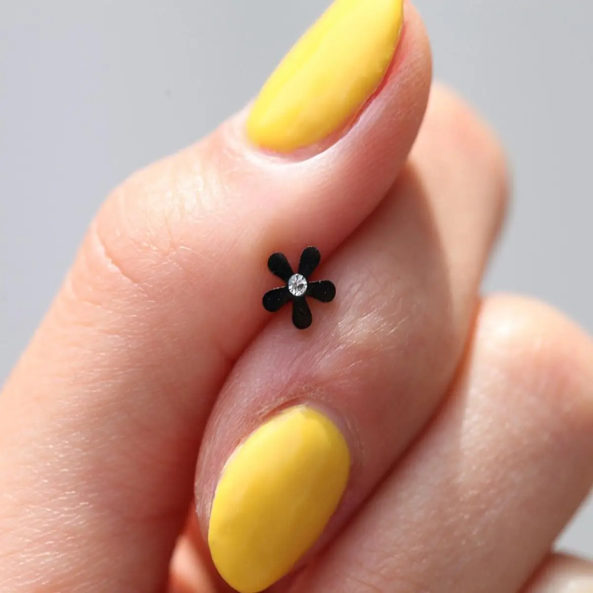 16g Cz Pave Mini Flower Cartilage Earring • Black Flower Screwback • Round Flower Tragus • Dainty Helix Earring • Small Rose Gold Conch Stud