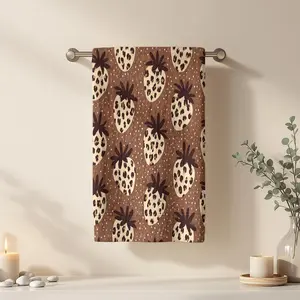 1Pc Bohemian style Strawberry Pattern on Brown Bathroom Hand Towel Bath Towel, Multiple Size Microfiber Towel, Ultra-Soft Quick Dry and Absorbent Polyester Large Bath Towel, Unique Home Decorative Kitchen Towels, Fe