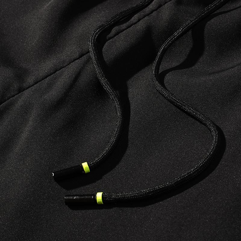 2-pack ice silk quick-dry shorts; men’s casual breathable shorts; men’s lightning print quick-dry shorts. Features an elastic waistband and drawstring design, zippered pockets, and a second-skin feel suitable for various sports activities.