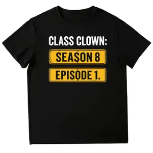 Distressed Road Sign Graphic T-shirt Featuring Humorous Back To School Slogan CLASS CLOWN SEASON 8 EPISODE 1 Relaxed Fit Short Sleeve Garment For Teen Campus Daily Outfits Graphic tee