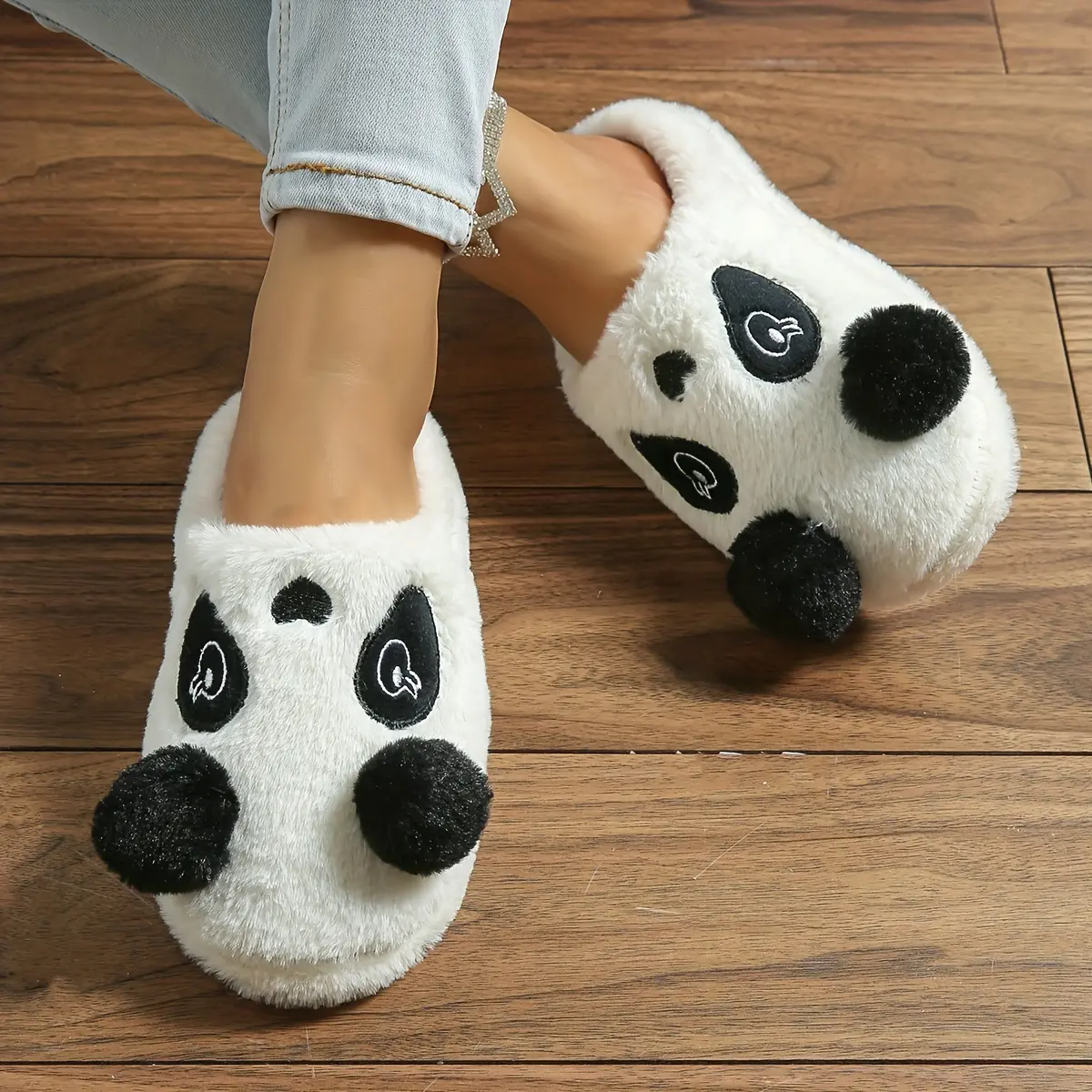 Panda plush slippers—wear cute ‘panda paws’ on your feet, every step at home is cozy, adorable comfort!