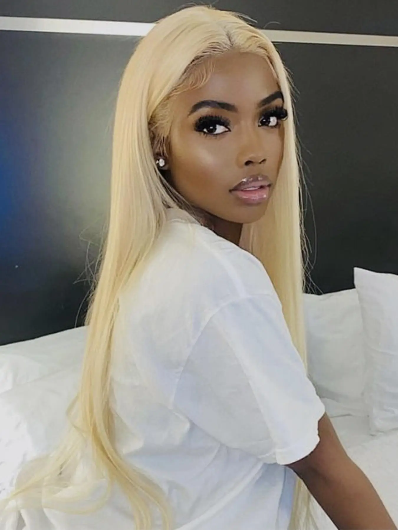 Blonde Long Straight Glueless Wigs for Women, 24 Inch Fluffy Striking Wigs with Curtain Bangs, Y2k Synthetic Full Machine Wigs for Cosplay Party, Dail