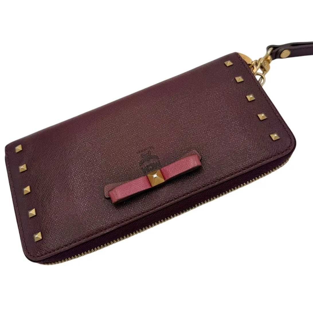 Pre-owned MCM Grained Saffiano leather shell with a polished metal zipper closure Small leather goods Studded Bow Zip Around Continental Wallet