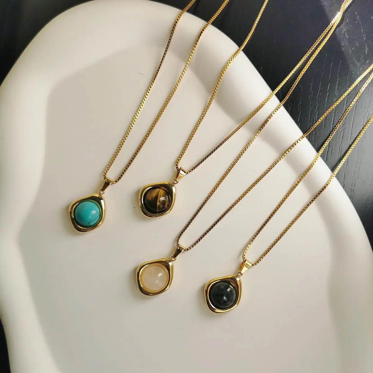 Women's Tiger-Eye Stone Necklace - New Retro Niche Design, High-End Luxurious Golden Collar Chain Neckpiece casual jewelry classic,rhinestone