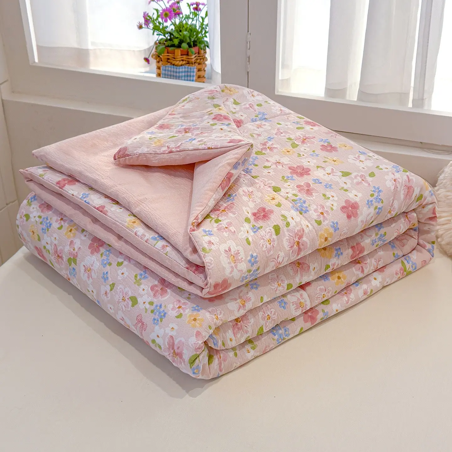 Underwater World Themed Summer Quilt, Lightweight Quilts, Soft and Breathable Lightweight Summer Blanket, Summer Cooling Quilt with Jellyfish and Marine Life Patterns, Suitable for Sumer Bedrooms, Offices, Living Rooms, and Home Leisure Use