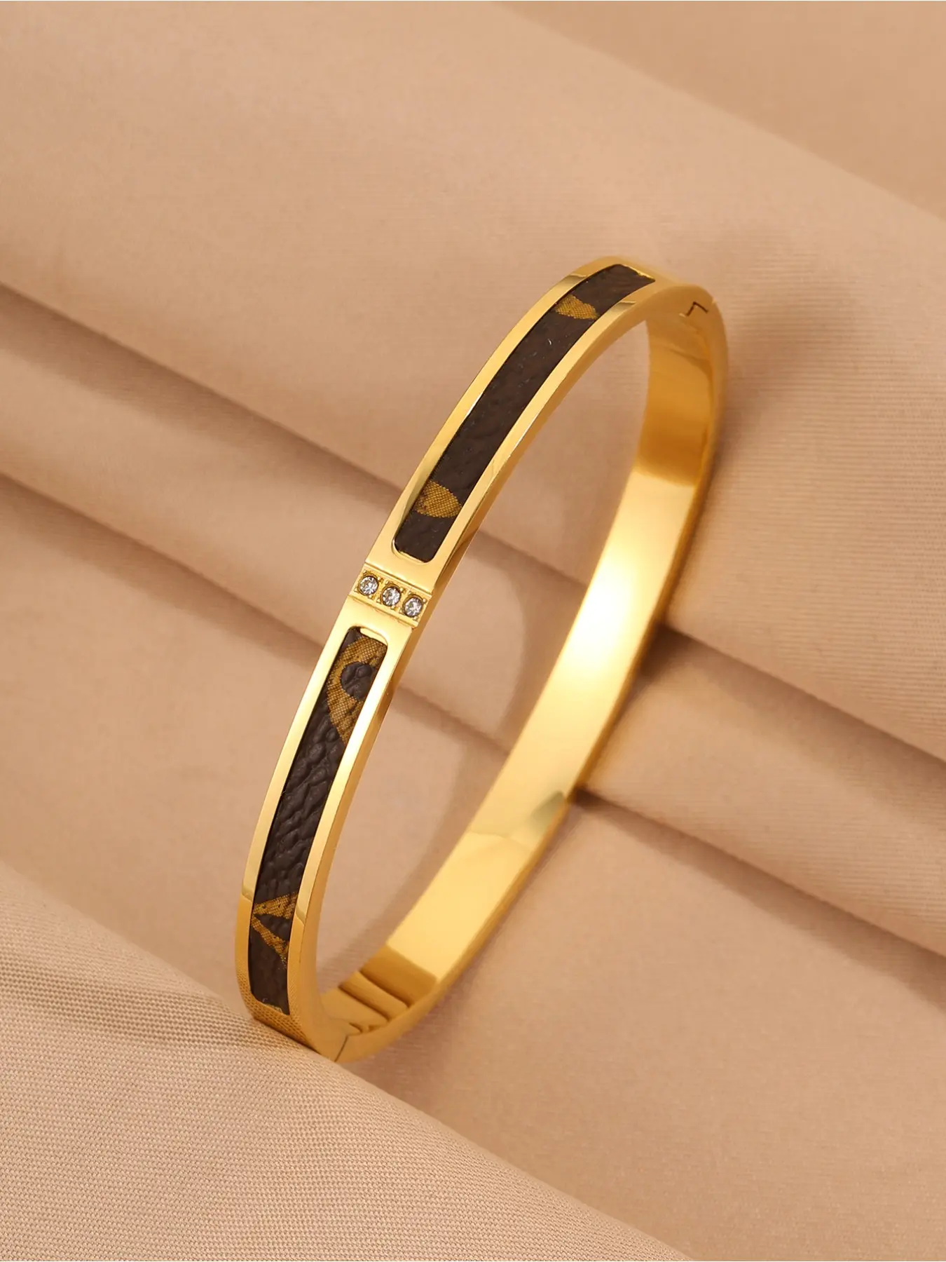 1 bracelet, Elegant Minimalist Bangle, Stainless Steel Bangles, 304 stainless steel bracelet, High Quality Bracelet, Elegant Jewelry Bracelet, a daily fashionable item, suitable for daily use, vacation, gift giving. This is the best choice
