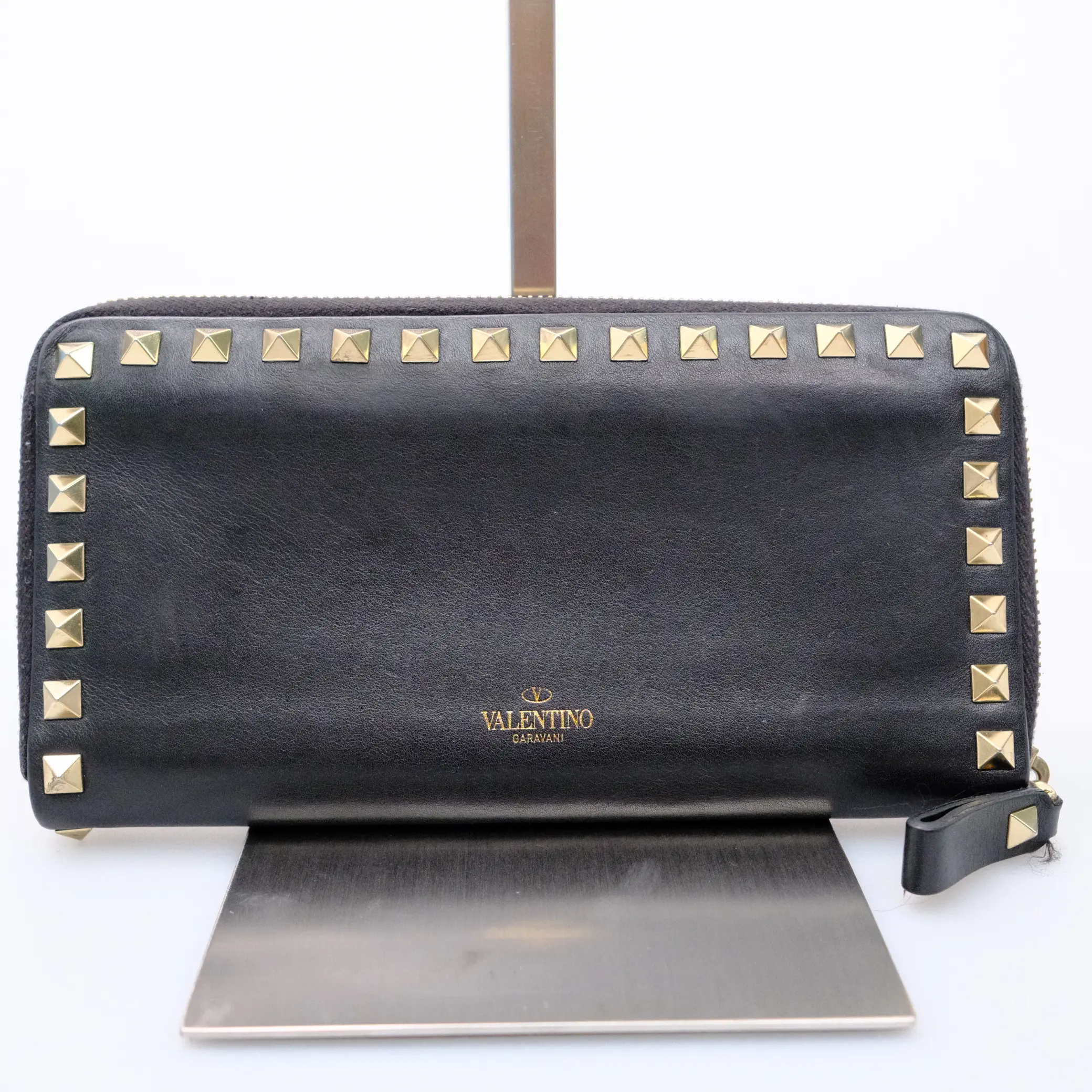 Pre-owned Valentino Garavani Rockstud Zip Around Long Wallet 100% Authentic Black Smooth Calfskin, Checkcheck Verified, Small Leather Goods, Very Good, 1 in Depth, 4.5 in Height