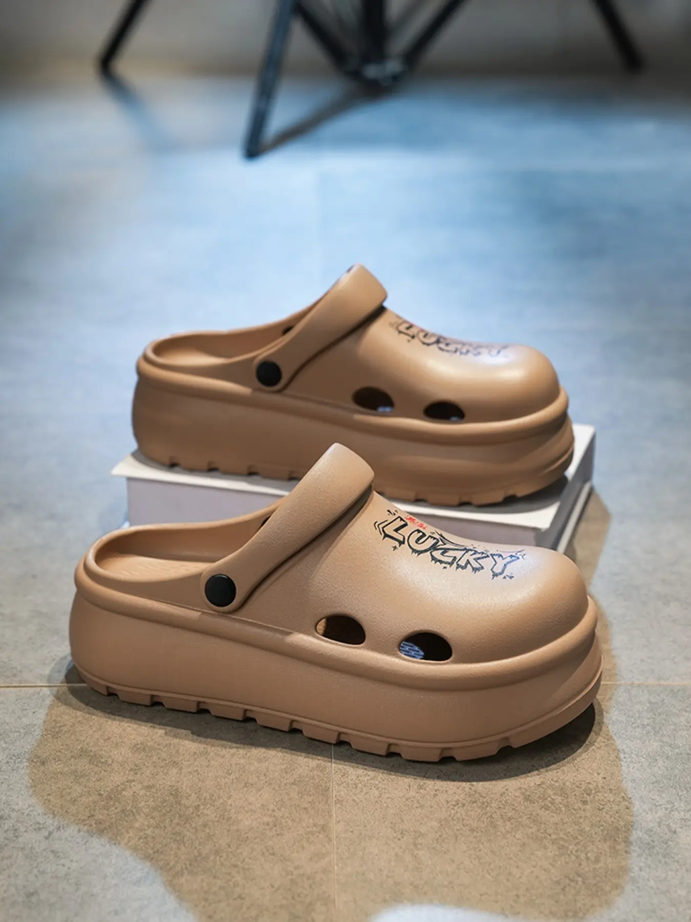 Men's New Print Holey Shoes, Outdoor Sports Slippers, Thick Sole Breathable Anti-Slip Wet Weather Driver Shoes, Comfortable and Stylish