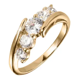 A Luxurious and Elegant Ring Set with 5 Round Brilliant Synthetic Synthetic Zirconia Stones, Its Dazzling Brilliance Perfectly Complements Attire for Weddings, Engagements, and Marriage Ceremonies.This Women's Wedding Ring Is Ideal for Proposals