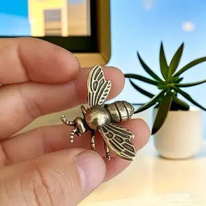 Creative New Brass Bee Desktop Ornament, Home Decor Craft Statue, Small Bee Sculpture for Tabletop Decoration, Unique Art Piece