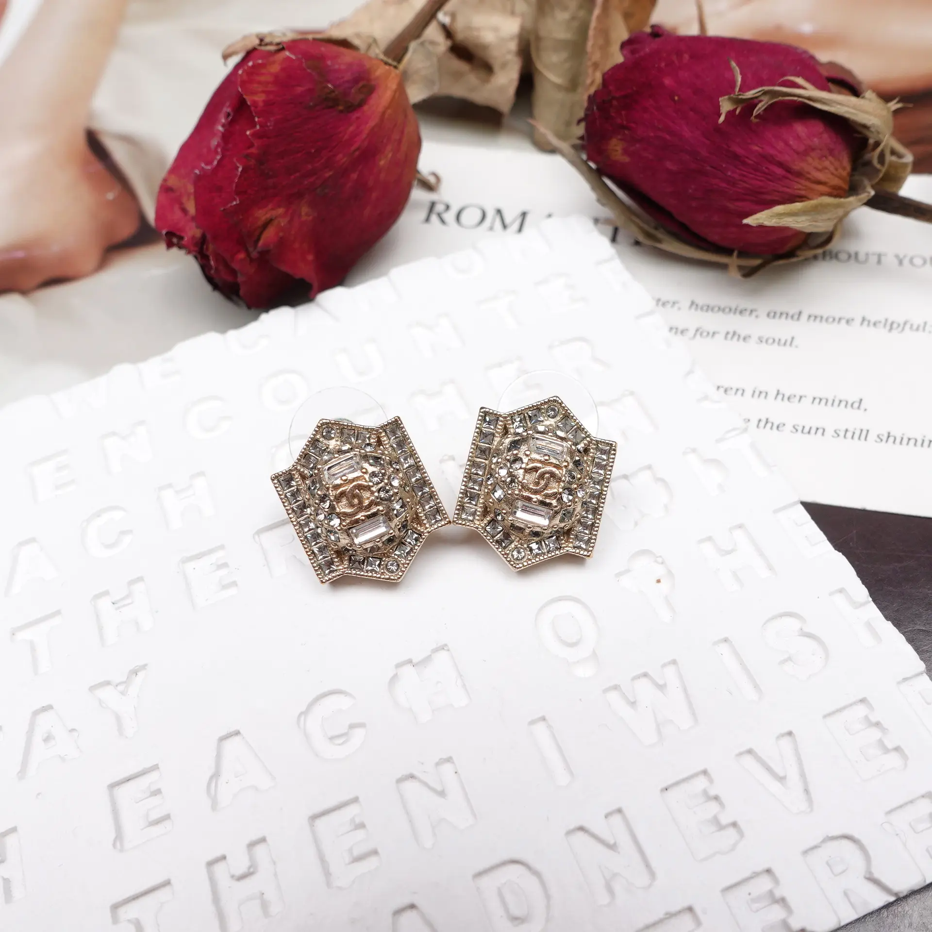 Pre-owned Chanel Round Gold Diamond Earrings T10232956