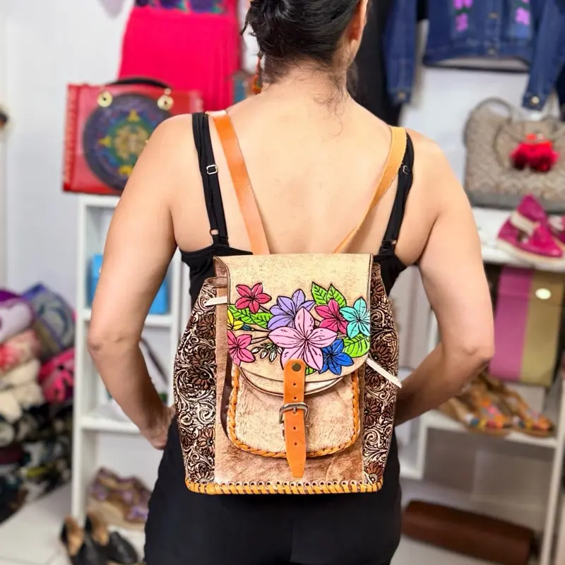Mochila cuero - leather backpack  - Hermosa mochila hecha  - Artisanal Handcrafted Mexican backpack - mochila  artesanal hecha en México -