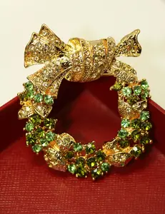 Green Gold Austrian Crystal Round Christmas Wreath Brooch Pin, Rhinestone Xmas Holiday Jewelry Women Gift