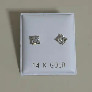Oro 14k Gold Stud Earrings with White Stone 4.4mm Square Design for Elegant Jewelry Collection