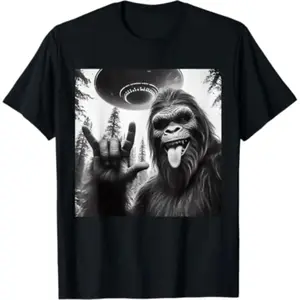 [100% Cotton] [100% Cotton]  Funny Sasquatch Bigfoot Rock On Selfie With UFO Alien T-Shirt  Golf Gift T-Shirt For Men and Women