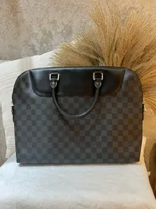 Pre-owned Louis Vuitton Damier Graphite briefcase, crafted in 2017. Features the iconic black and grey checkered canvas 1919