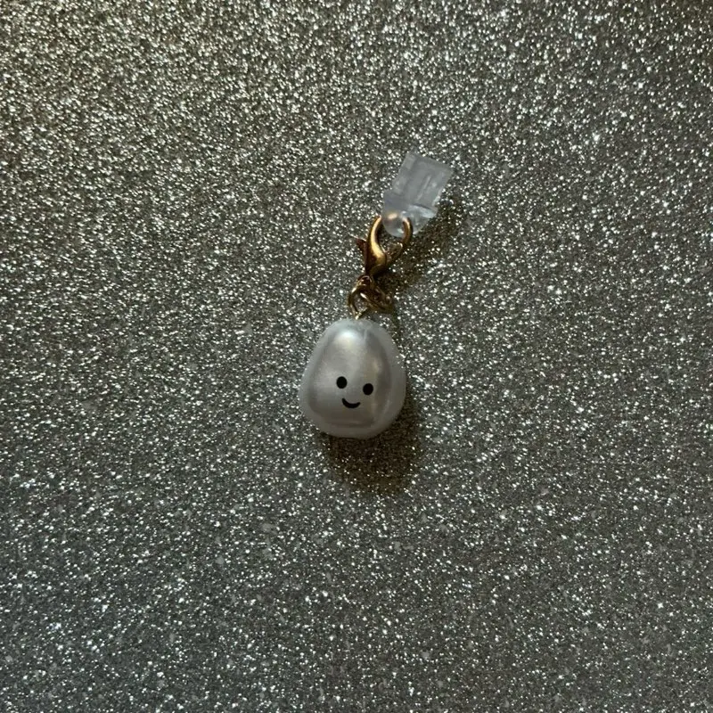 Title:  Happy Face USB-C Dust Plug Charm – Silver