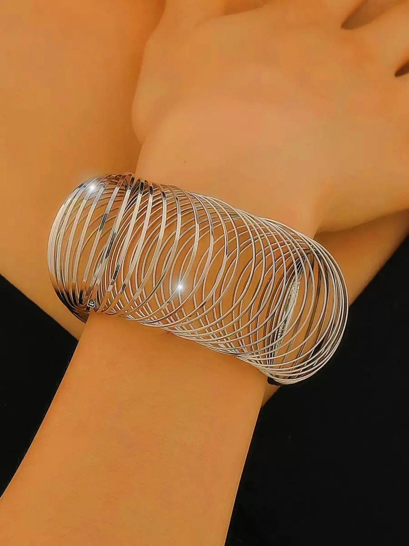 1 piece of elastic adjustable metal style bracelet, women's geometric circular flat round spring exaggerated bracelet, suitable for daily party wear jewelry, Stretch Bangle, Trendy Bangle