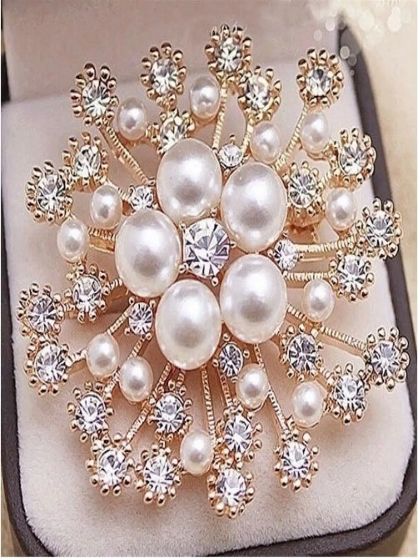 Elegant Pearl Crystal Brooch Pin, Floral Brooch, Fashionable Flower Design, Sparkling Jewelry Accessory for Women, Perfect for Daily Wear & Parties