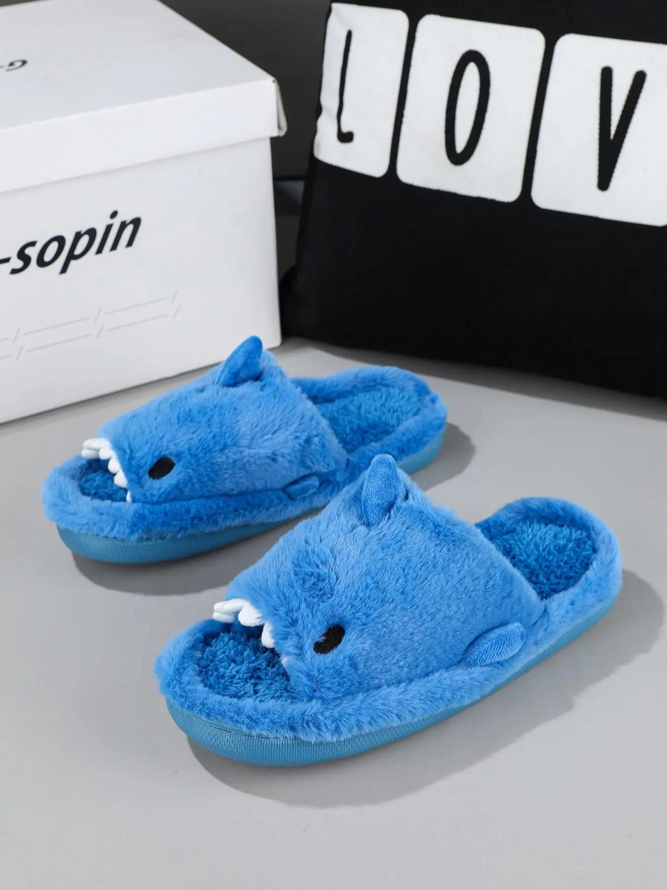 Men's Cute Cartoon Shark Design Plush Slippers, 2024 Casual Soft Comfortable Home Slippers, Warm Slippers for Indoor & Outdoor Use for Fall & Winter,