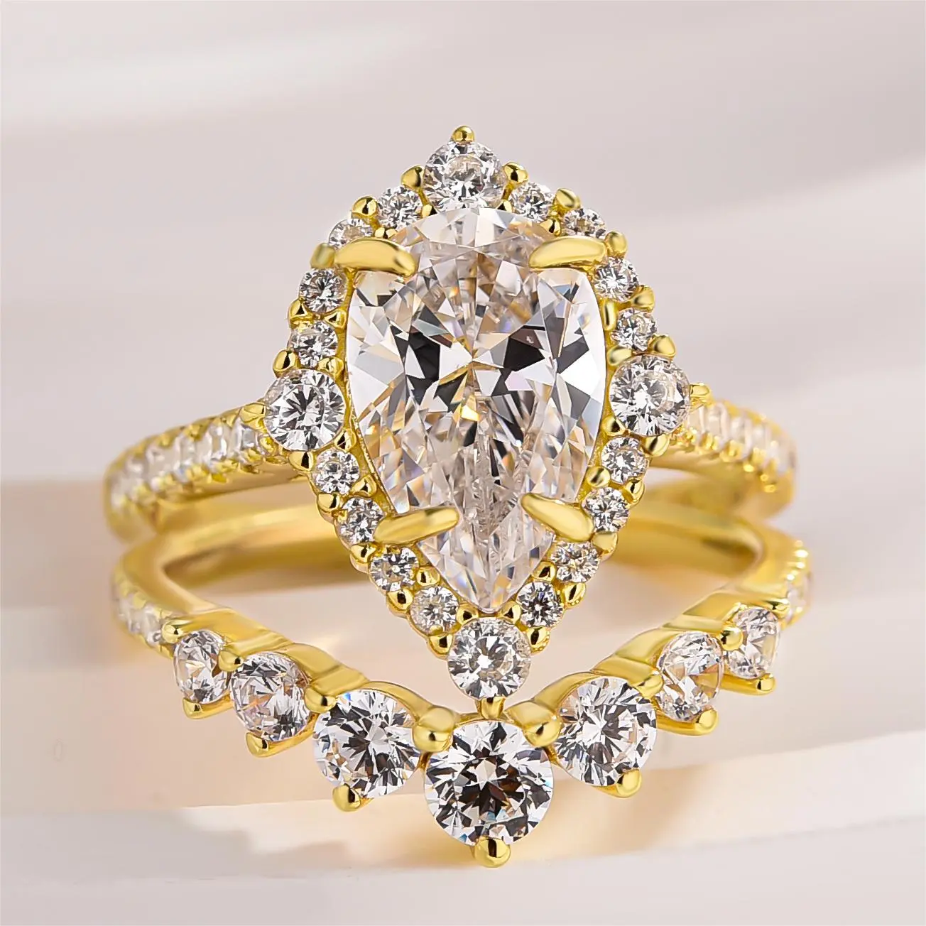 Effinny Elegant 2.2ct Halo Pear Cut 5A Grade Cubic Zirconia Artificial Gemstone Engagement Ring Set for Women’s Wedding Promise Occasions, Artificial Gemstone Ring