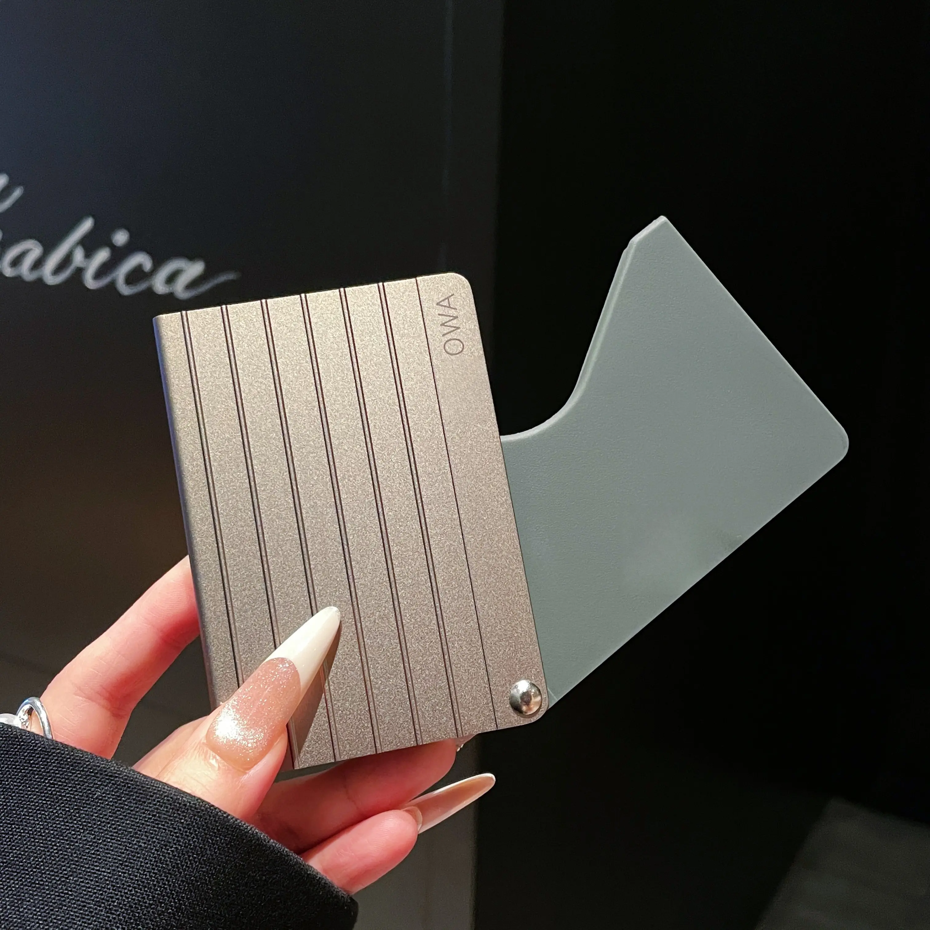 The new aluminum-magnesium alloy is suitable for luggage, card cases, and document storage, suitable for both men and women, and is stylish and exquisite