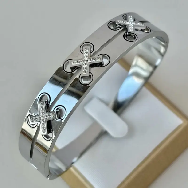 Doble 18k stainless steel, hypoallergenic and water resistant