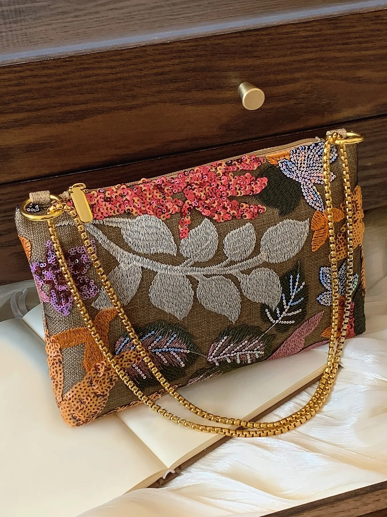 Minimally designed retro fashion atmosphere shoulder bag, embroidered plant flowers, sequin decoration technology, chain shoulder strap design, retro high-end style, practical and stylish dressing item, Crossbody Shoulder Bag, Crossbody Shoulder Purse