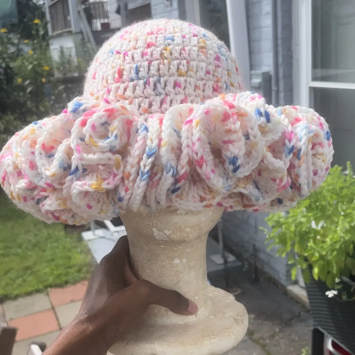 CONFETTI RUFFLE HAT