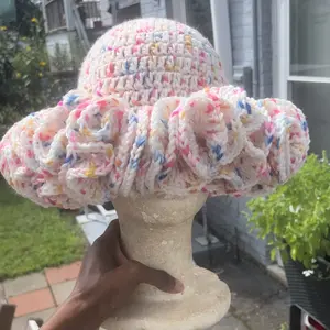 CONFETTI RUFFLE HAT